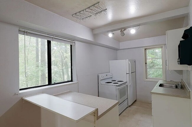 Building Photo - 18085 CA-9