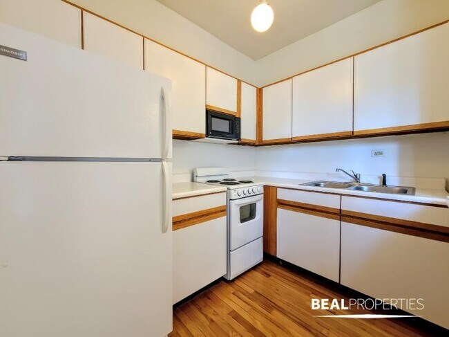 Building Photo - 1 bedroom in CHICAGO IL 60657