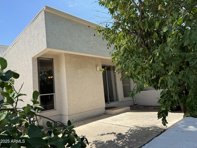 Building Photo - 7812 E Pleasant Run