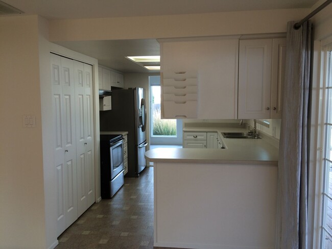 Building Photo - PENDING APPLICATIONS! Single Family Home i...