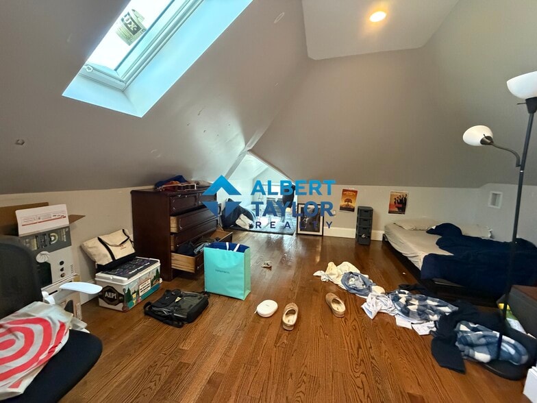 Building Photo - 71 Hillside St