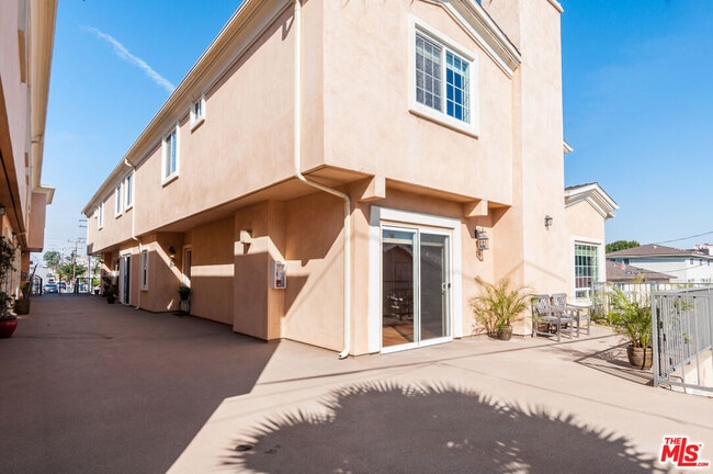 Building Photo - 826 Main St