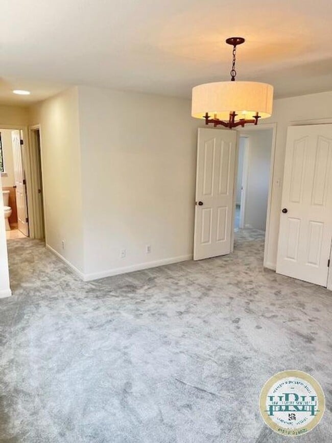 Building Photo - Spacious 3BR|2.5BA Home in the heart of Br...