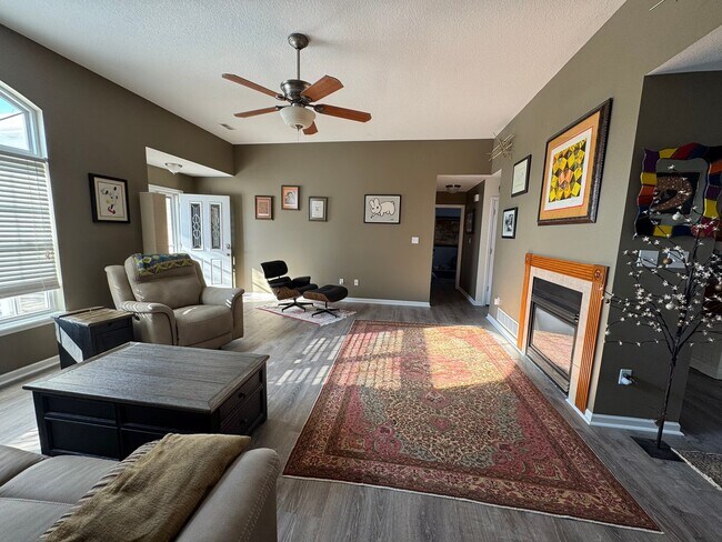Building Photo - 3 Bedroom Home Furnished or unfurnished available