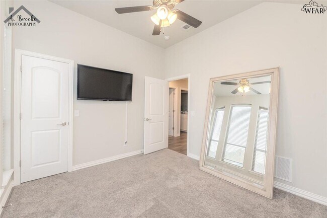 Building Photo - 4938 Spring Hill Dr