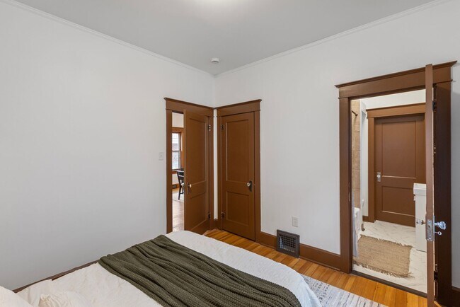 Building Photo - MOVE-IN READY!!!!