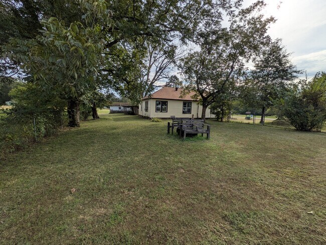 Building Photo - 405 S Skaggs Rd