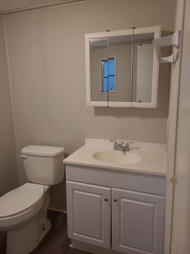 Building Photo - 3 Bedroom 2 Bathroom with a partially fenc...