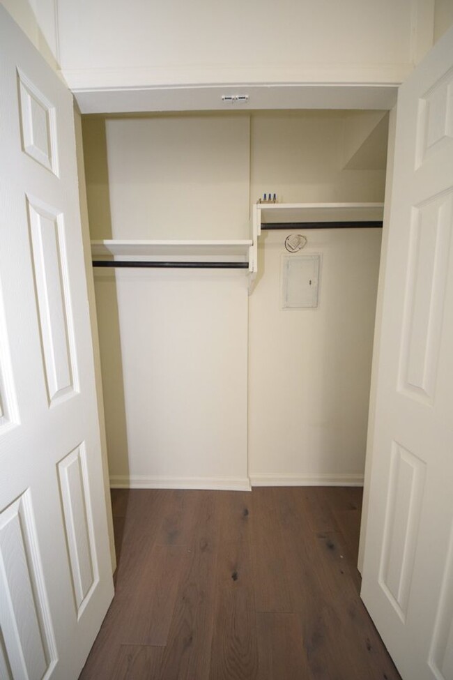 Building Photo - MUST SEE Luxury Condo in the heart of Midt...