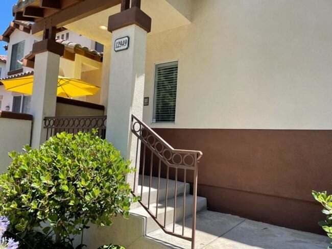 Building Photo - 2 Bedroom in Beautiful Tustin Golf Community