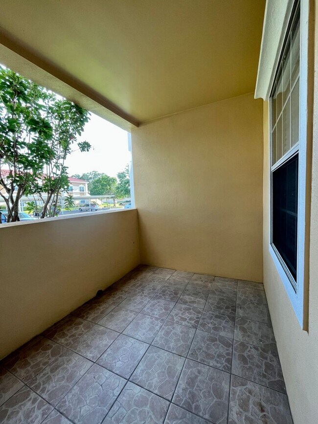Building Photo - Spacious 2/2 unit becoming available July ...