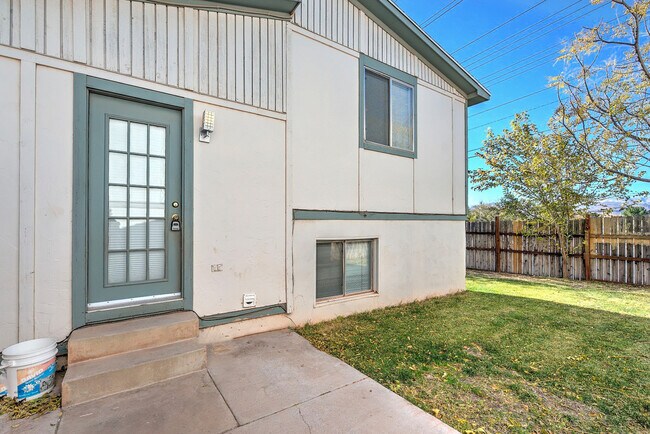 Building Photo - 3 Bedroom Home In St. George With Spacious Backyard