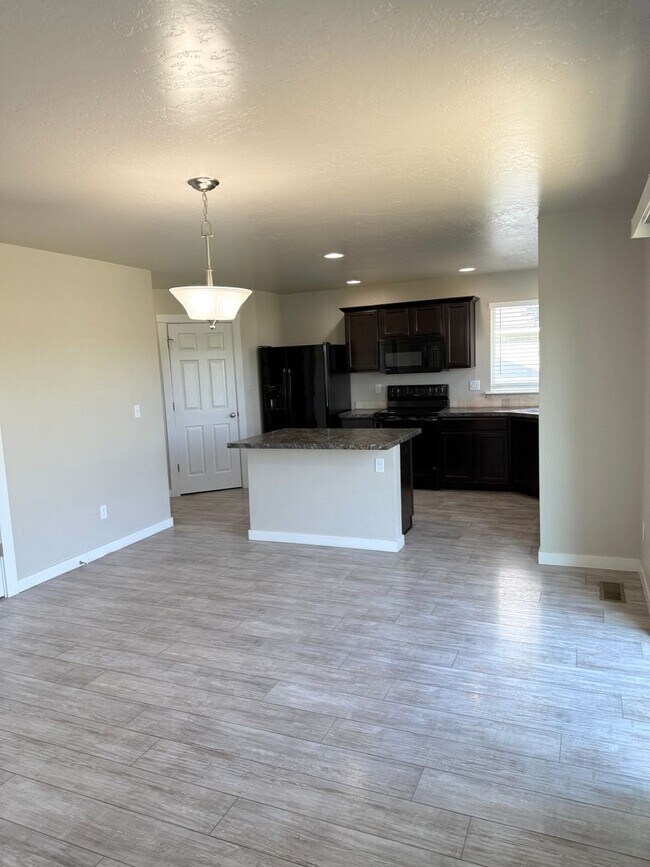 Building Photo - 4-Bedroom Home with 3-Car Garage