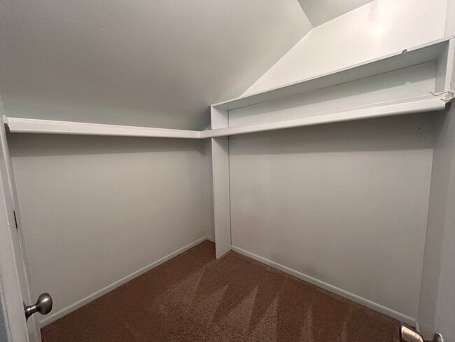 Building Photo - 3069 Lindenwood Dr