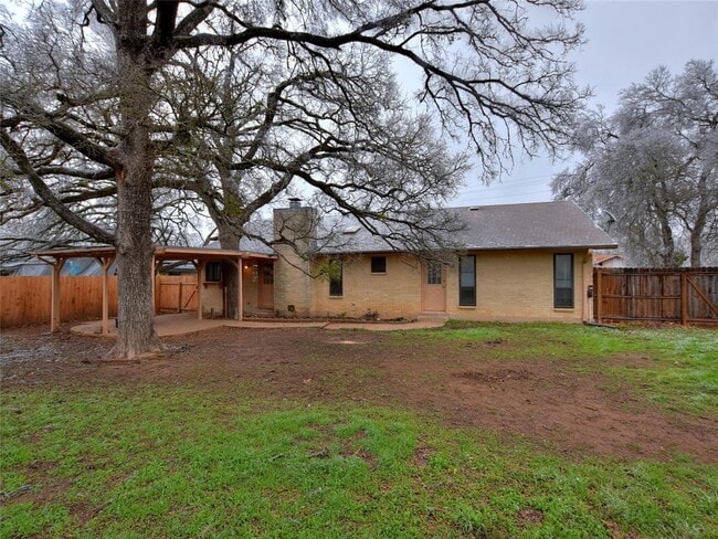 Building Photo - 2407 Versailles Dr