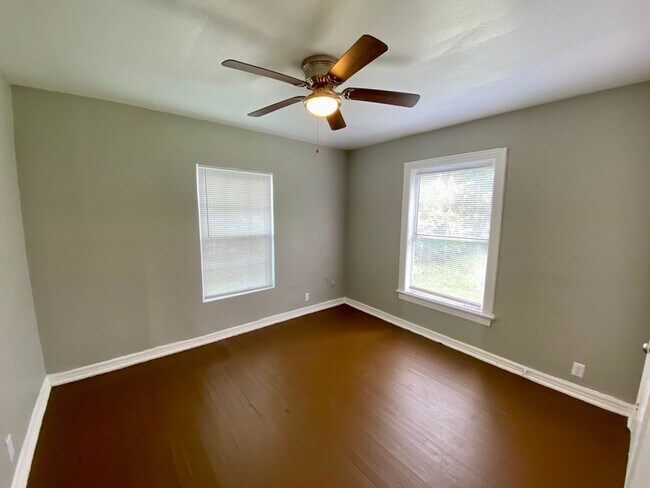 Building Photo - Charming home with a large fenced backyard...