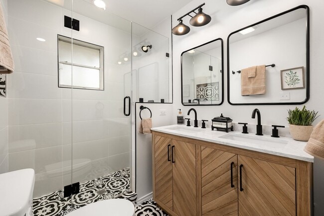 Building Photo - Sunny & Stylish Mission Home!