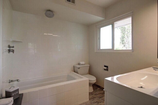 Building Photo - 3639 San Remo Dr