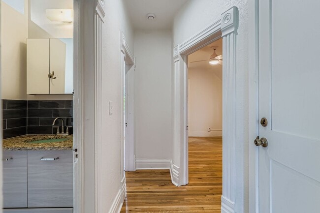 Building Photo - Charming Upper-Level 2 bed 1 bath Unit in ...