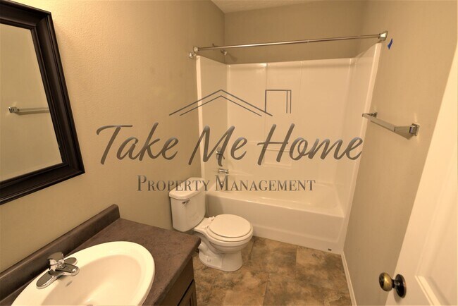 Building Photo - 3 Bedroom in Ozark!