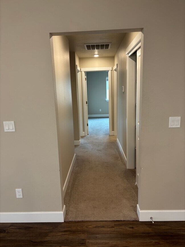 Building Photo - Newer Home in Redmond with Large Fenced Ba...