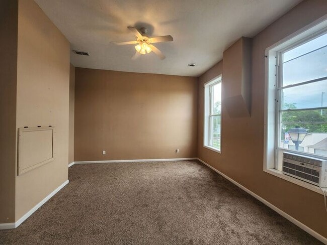 Building Photo - 1 Bedroom Upper Apartment Downtown Clinton