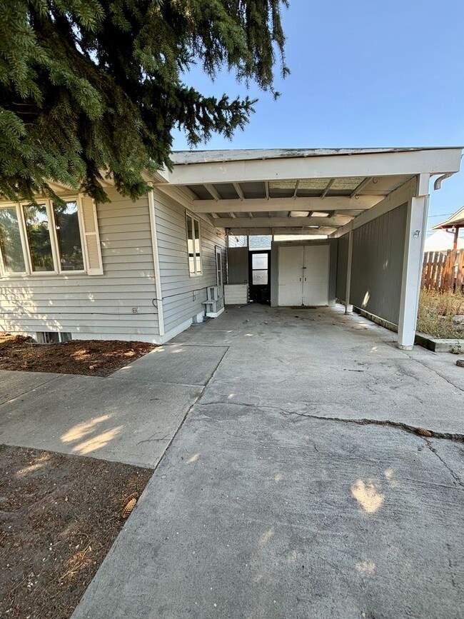 Building Photo - Pet friendly 3 bed, 2 bath Duplex - next to park, quiet neighborhood!