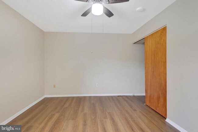 Building Photo - 852 Birchwood Ct