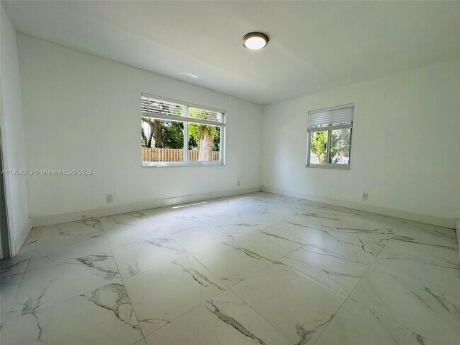 Building Photo - 414 SE 14th St