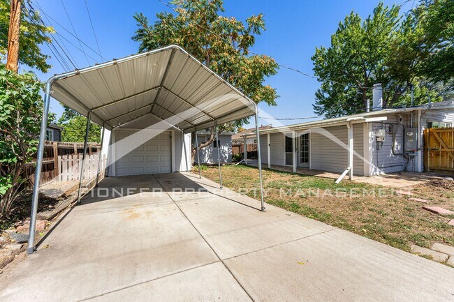 Building Photo - Single Family Home with 1 Car Garage and Central Air!