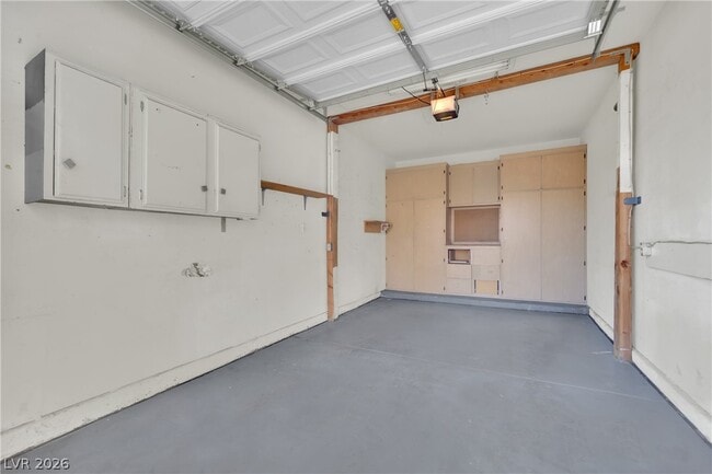 Building Photo - 1900 N Torrey Pines Dr