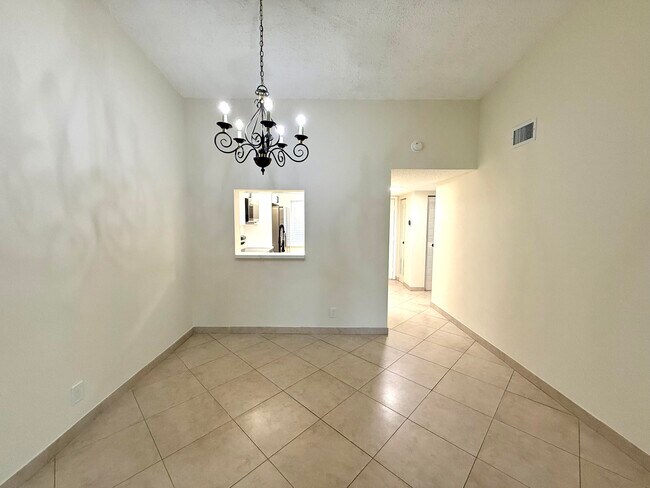 Building Photo - 6649 Somerset Dr