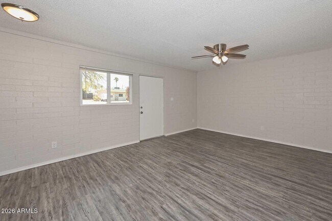 Building Photo - 730 E Siesta Dr