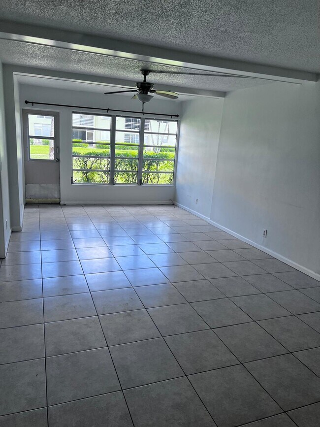 Building Photo - 9851 Sandalfoot Blvd