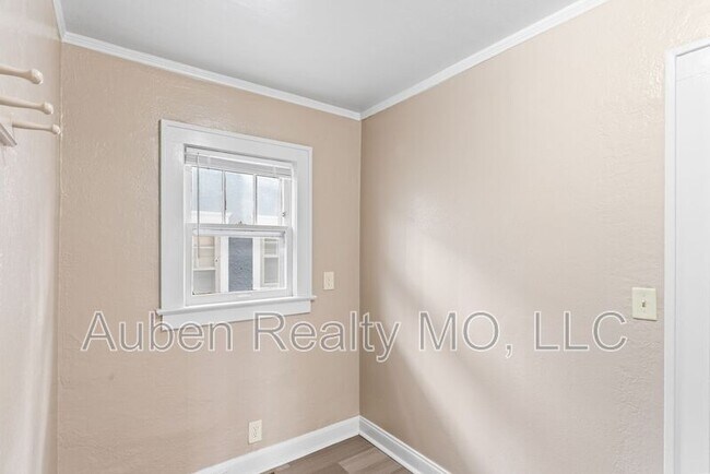 Building Photo - 5303 Charlotte St