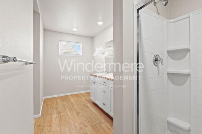 Building Photo - ** MOVE IN SPECIAL ** 1/2 OFF 1ST FULL MON...