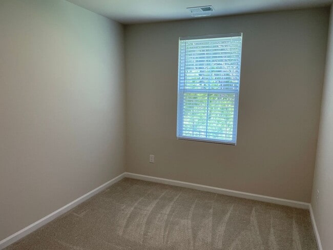 Building Photo - B1644