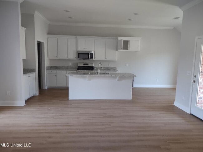 Building Photo - 576 Silver Hill Dr