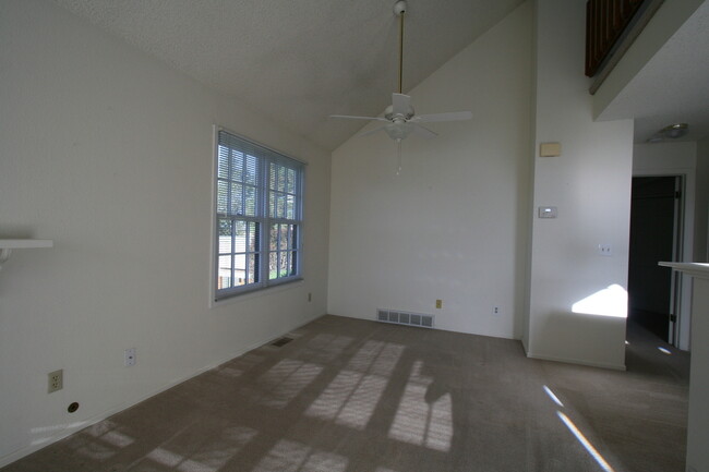 Building Photo - Wonderful 2 bedroom townhome available in ...