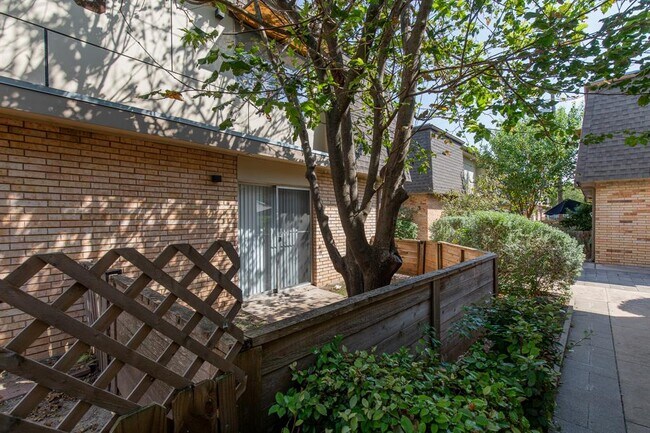 Building Photo - 5506 Grover Ave