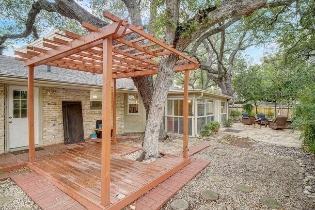 Building Photo - Welcome to this beautiful 3-bedroom, 2-bat...