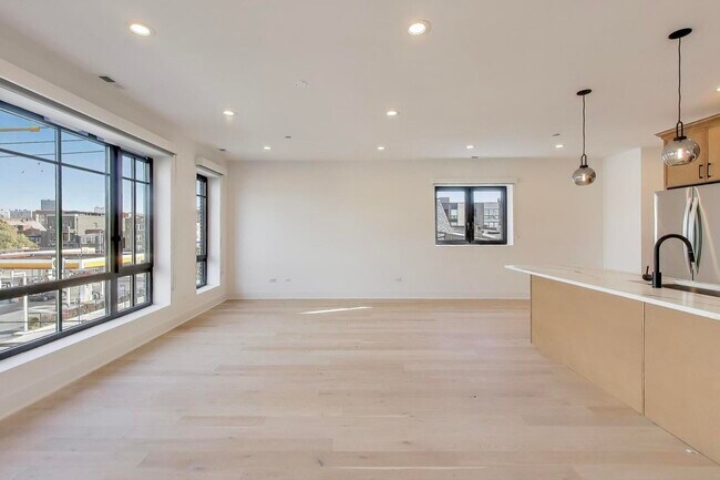 Building Photo - 1619 W Lawrence Ave