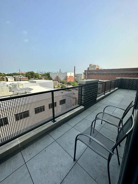 Building Photo - 1523 N Western Ave