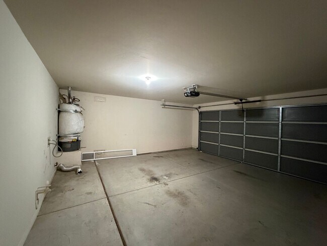 Building Photo - Take a look at this Gorgeous NW Bakersfield Home