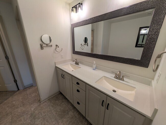 Building Photo - 5011 Clearwater Dr