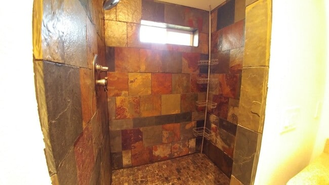 Building Photo - 3 Bedroom 2 Bath- House