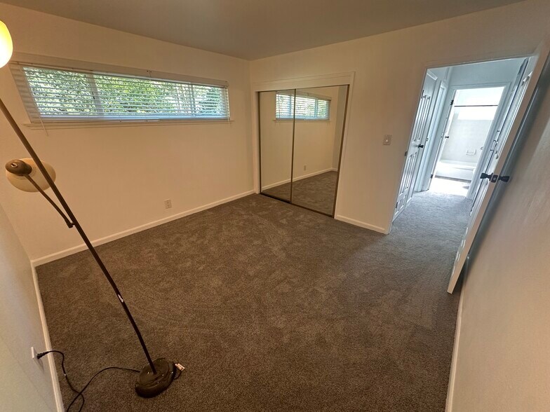 Building Photo - 995 Paulson Ct