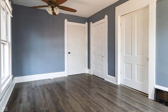 Building Photo - 856 River Ave