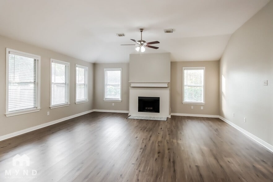 Building Photo - 598 Orangewood Dr