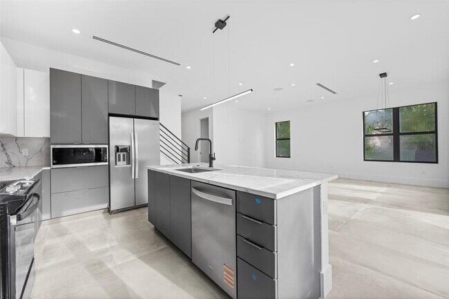 Building Photo - 3294 SW 15th Ave